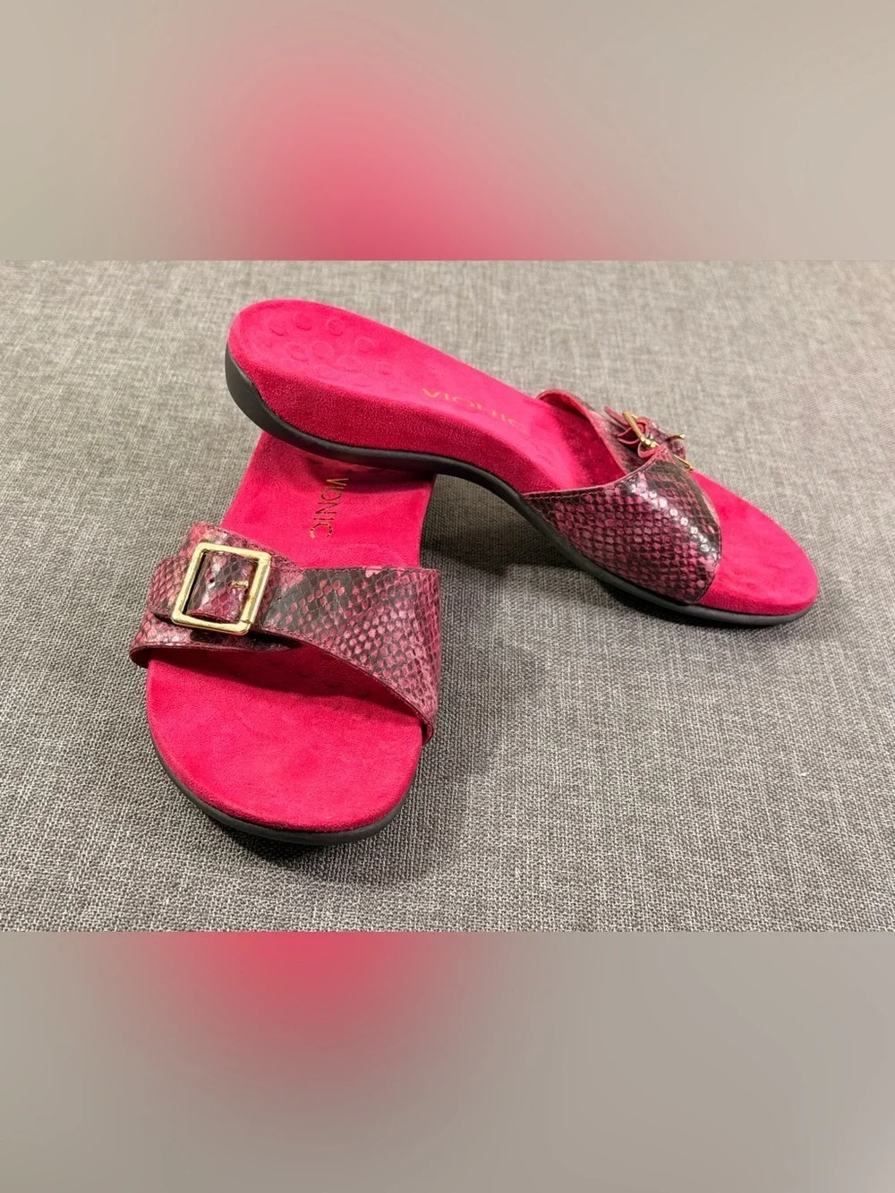 Vionic Hot Pink Snake-Print Slide Sandals with Gold Buckles 8 Women’s Wedge